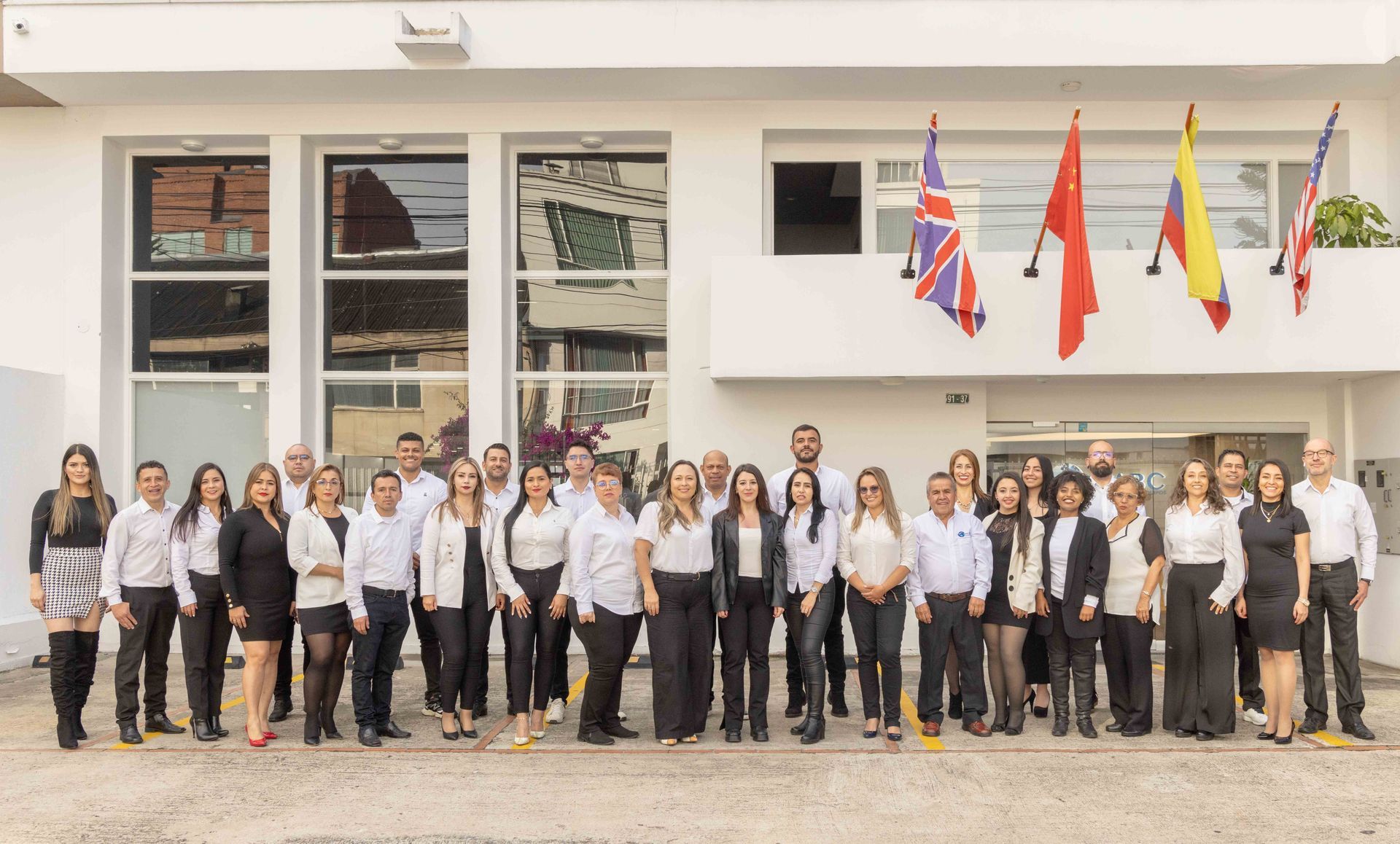 Plantas electricas diesel industriales ABC POWER SOLUTIONS con motores Cummins y Perkins instaladas en hospital y obra de construcción en Colombia – Generadores electricos de alta potencia con diseño moderno y cabina insonorizada